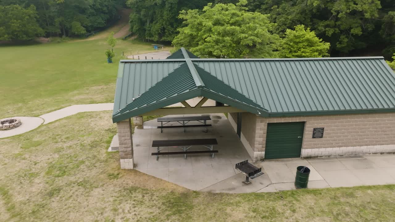panorámica hacia el centro comunitario desde el parque