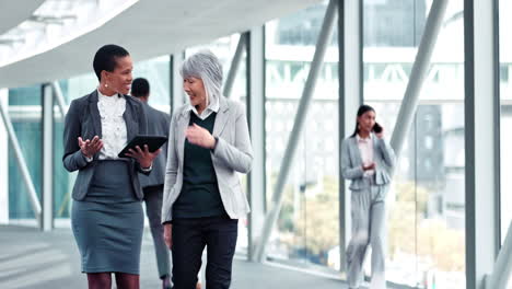 caminar, colaboración y mujeres de negocios con tableta