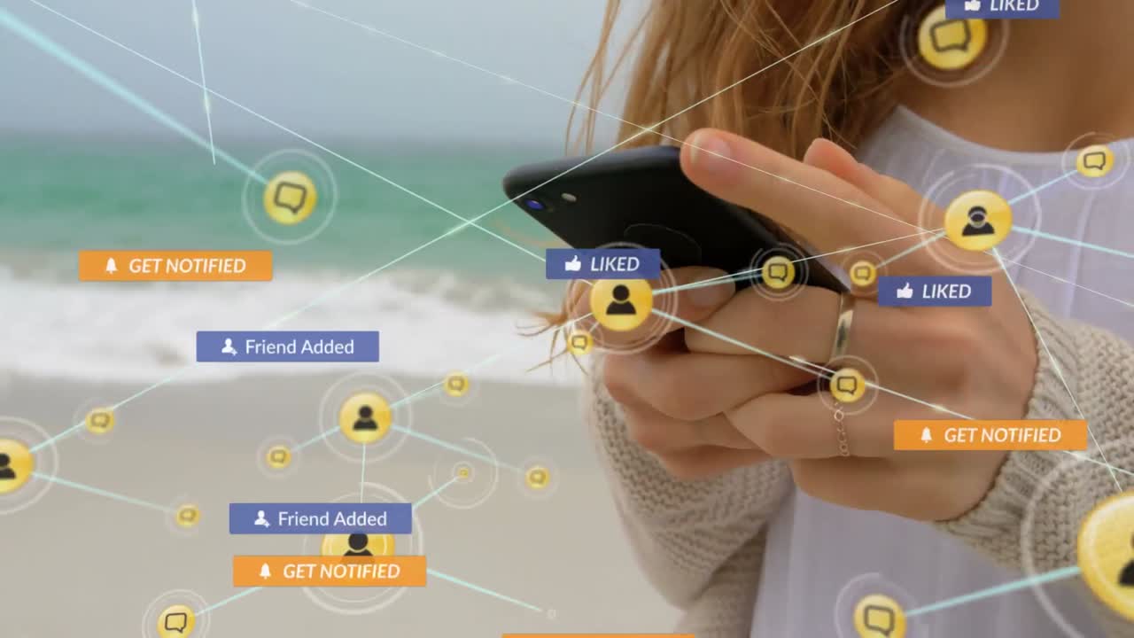 animación de iconos de redes sociales y red de conexiones sobre mujeres caucásicas que usan teléfonos inteligentes