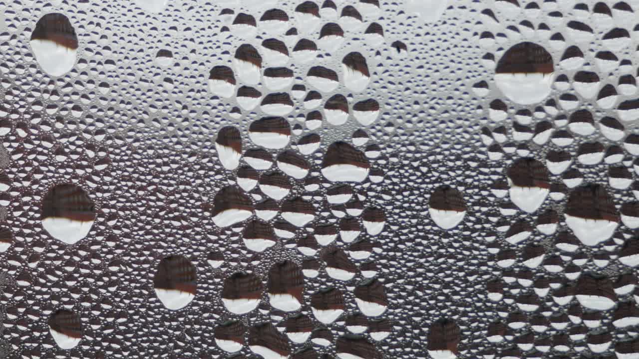 gotas de agua en el vidrio de la ventana de niebla, fondo, primer plano extremo