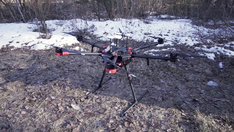 un avión no tripulado en un bosque nevado