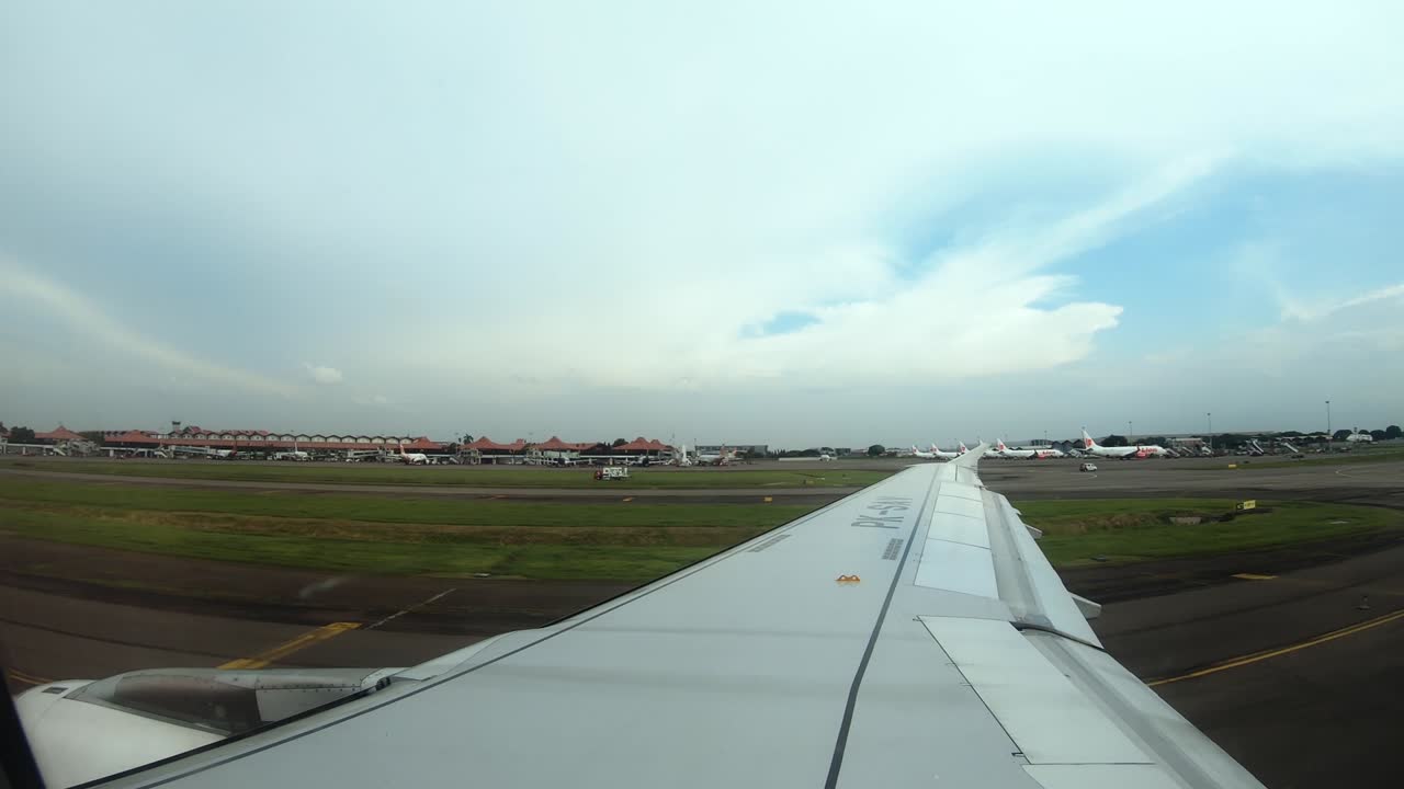 vista desde la ventana de la aeronave a la pista