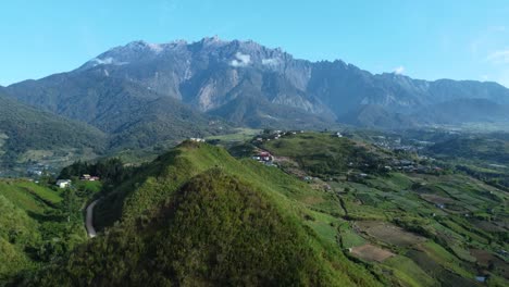 Wunderschöne-Drohnenaufnahme-Der-Felder-Von-Kundasnag-Mit-Dem-Berg-Kinabalu-Im-Hintergrund,-Sabah,-Malaysia,-Tageslicht