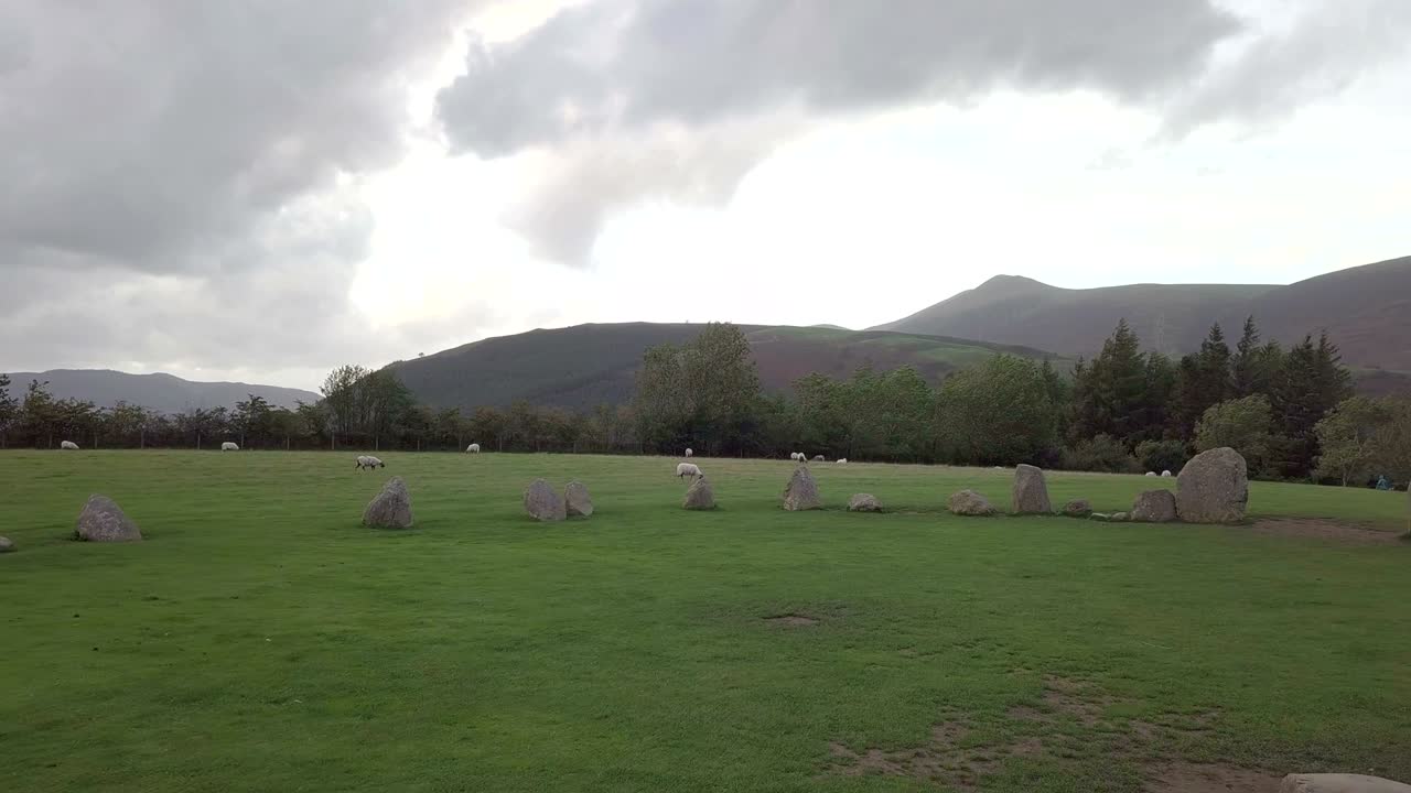 영국 레이크 디스트릭트 (lake district) 에 있는 캐슬리그 스톤 서클 (castlerigg stone circle) 의 드론 영상.
