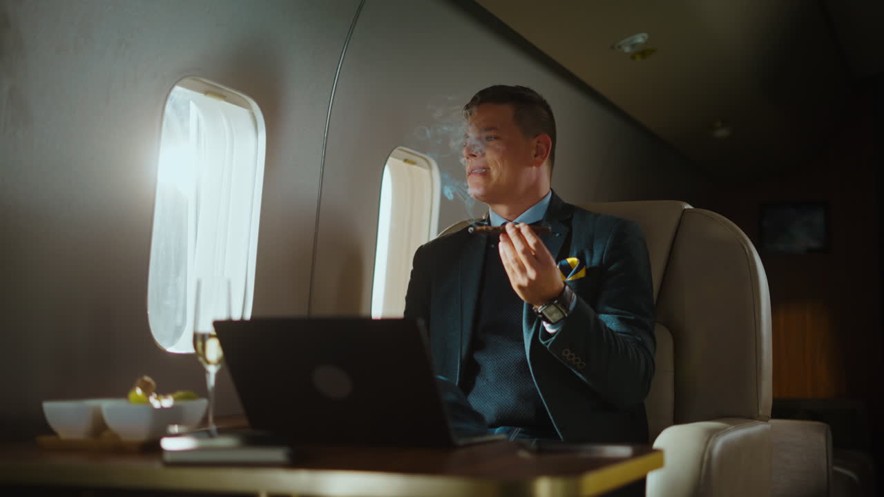 Uomo che fuma un sigaro su un jet privato