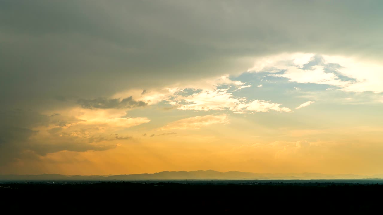 타임 스 다채로운 극적인 하늘과 해가 지는 구름