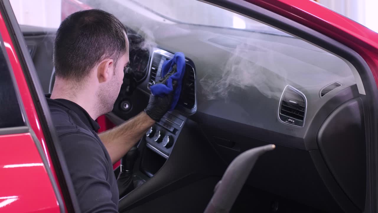 limpieza profesional de automóviles. lavado de sars. detalles interiores. limpieza en seco y detalles del interior de un automóvil. limpeza profunda de asientos. limpeza de espuma en el lavado de automóviles; limpieza del panel del automóvil del polvo. una aspiradora