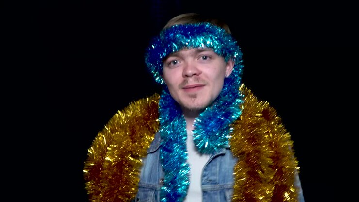 Uomo che canta con decorazioni natalizie