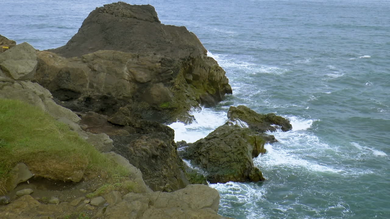 Filmato al rallentatore di onde che si infrangono sulla costa islandese.