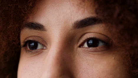 vista de cerca de los ojos de la mujer