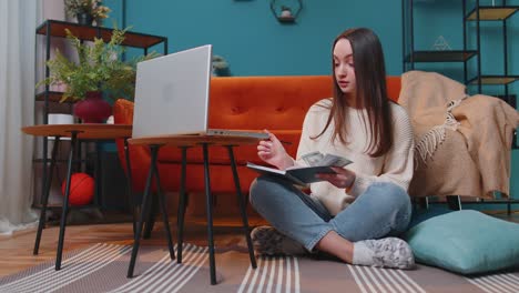 mujer haciendo, planeando el presupuesto de la casa en la computadora portátil y contando dinero, niña comprobando el ingreso en efectivo en dólares
