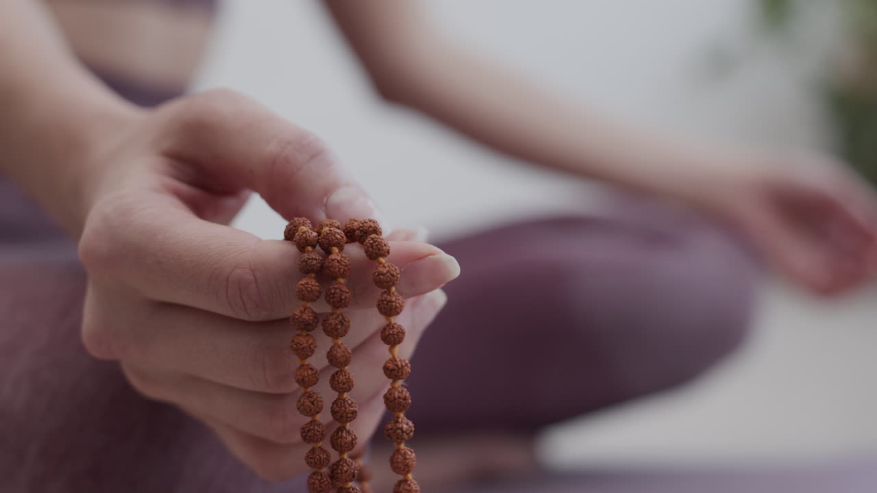 yogi mujer irreconocible meditando