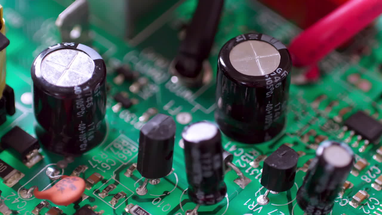 увеличение крупного плана панели платы, показывая завершенные части ее настройки