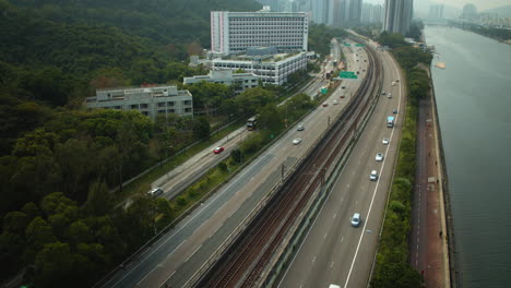 Hiperlapso-Aéreo-De-La-Autopista-Principal-De-Hong-Kong-Durante-Las-Horas-Pico,-Asia-China-Plan-De-Emisión-Cero-De-Aire-Contaminado-Concepto-De-Paisaje-Urbano-Futurista