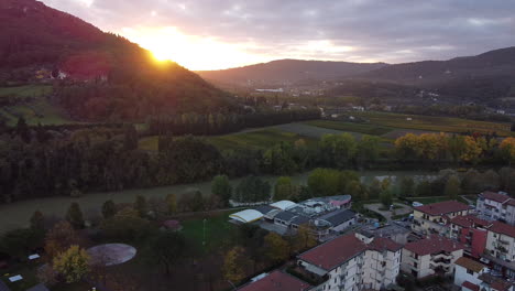 Panorámica-Derecha-Antena-De-La-Provincia-De-Toscana,-Campo-Italiano-Verdes-Colinas-Cubiertas-De-Viñedos-Puesta-De-Sol-En-Un-Día-Nublado