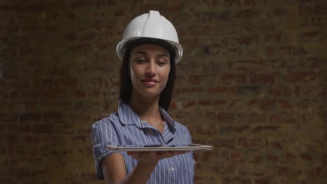 arquitecta usando una tableta