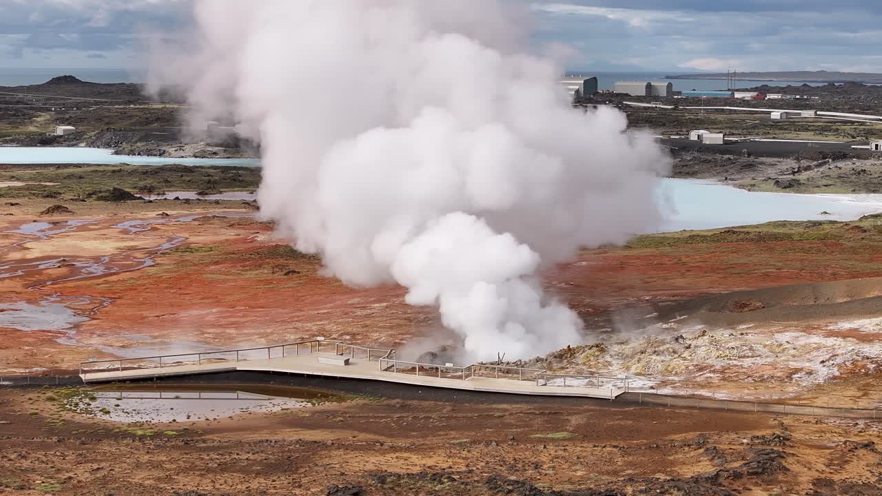 Aktivitas panas bumi Islandia di Reykjanes dari kawah Gunnuhver mengepulkan uap ke udara Islandia