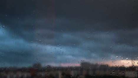 regenreiches stadtbild aus dem fenster