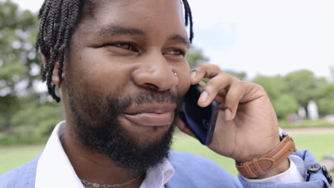 hombre negro, llamada telefónica y sonrisa para la conversación