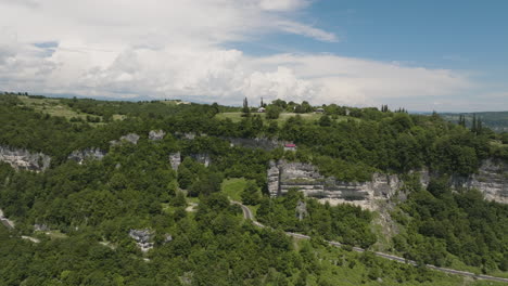 Santuario-Del-Monasterio-Katskhi-En-Un-Pilar-De-Roca-Junto-A-Un-Acantilado-Arbolado-Escarpado