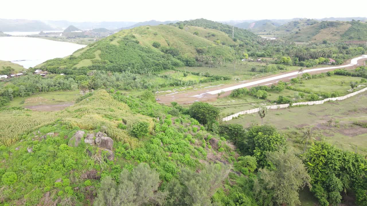 Pemandangan Udara Perbukitan Hijau Subur dan Lanskap Pesisir di Indonesia