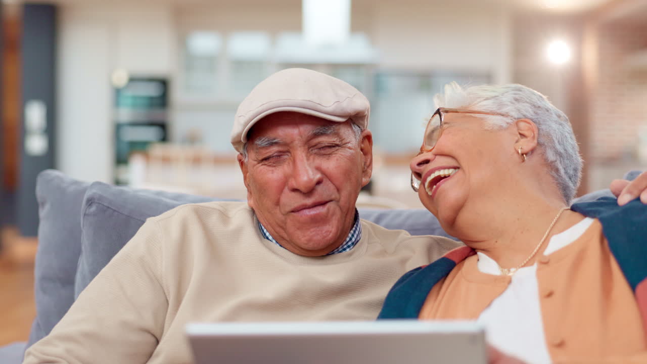 태블릿을 사용하는 행복한 노인 부부