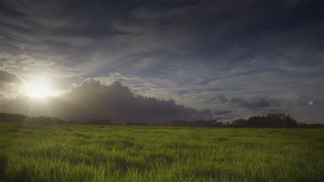 Atardecer-Detrás-De-Campos-Verdes-En-La-Isla-Hawaiana-De-Molokai