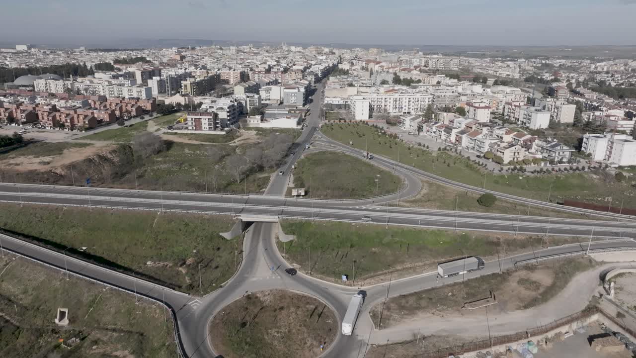 altamura, horizonte de italia con carretera y tráfico con video de drones avanzando