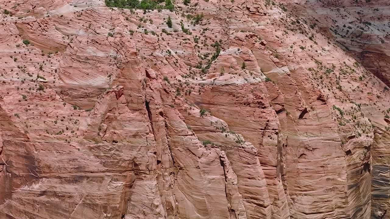 Explorando el accidentado paisaje de Mojave en Estados Unidos a mediodía