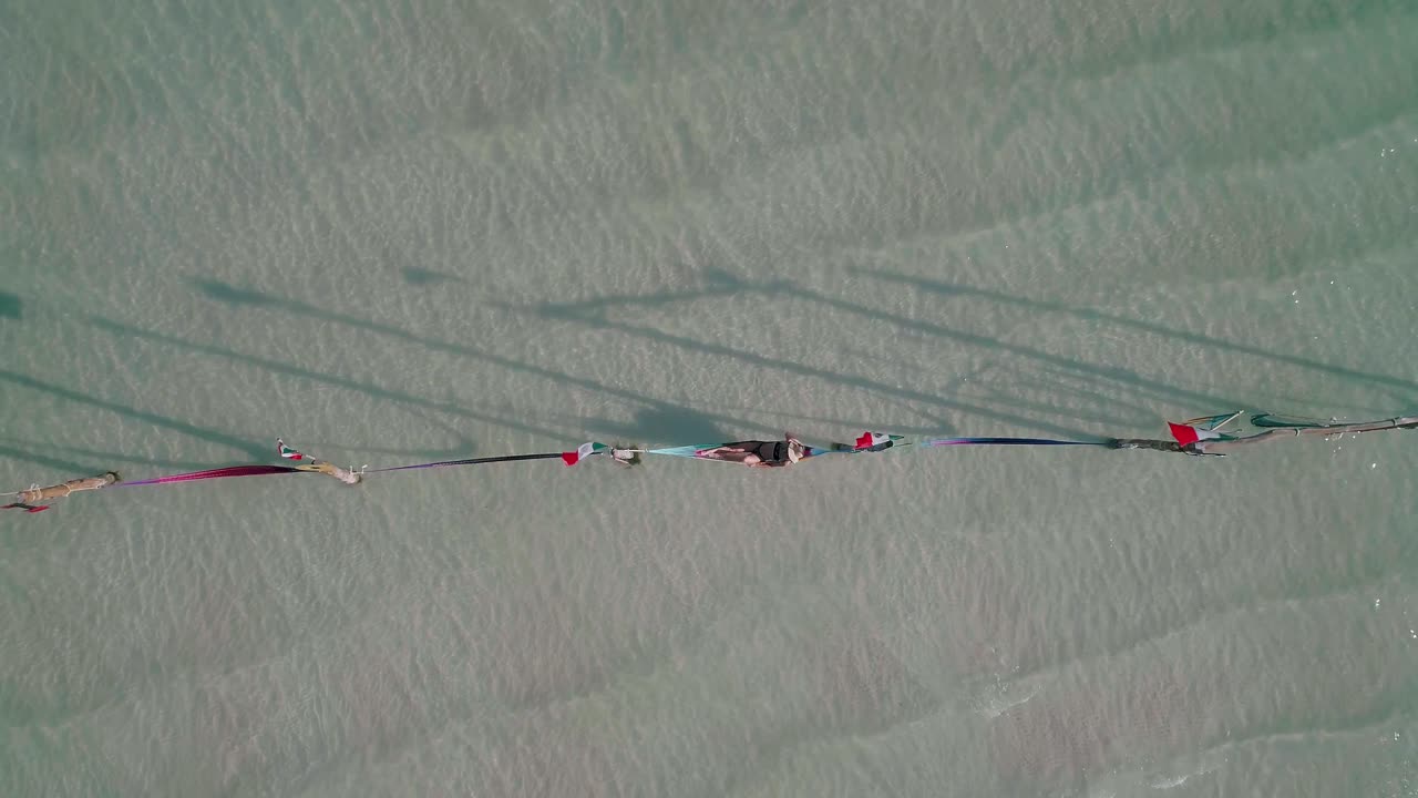 얕은 물, holbox 해변, 위에서 아래로 해먹에 누워있는 여자