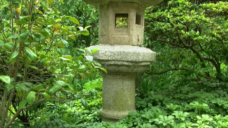 La-Cámara-Se-Eleva-Desde-La-Cuenca-De-Agua-De-Lluvia-Hasta-La-Linterna-De-Piedra-En-El-Jardín-Japonés