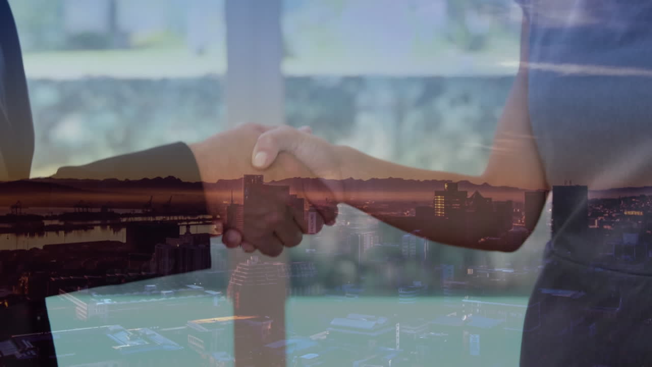 sección media de hombre de negocios y mujer de negocios estrechando las manos contra el paisaje urbano por la noche