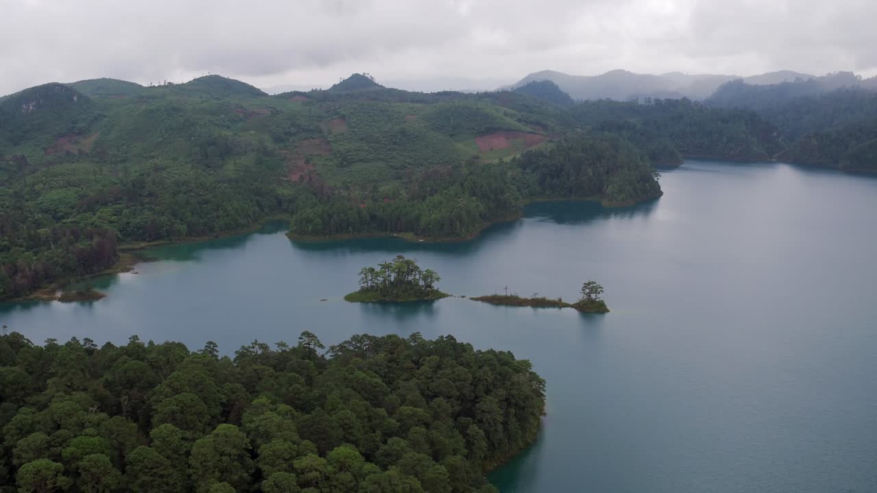 toma aérea de drones del lago montebello, chiapas
