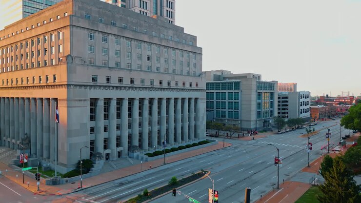 Costruzione del tribunale Mel Carnahan a Saint Louis, Missouri, USA. Drone che si alza sopra la strada di fronte alla struttura