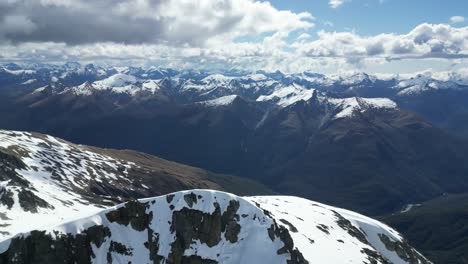 Panoramablick-Auf-Die-Schneebedeckten-Südalpen-Vom-Armstrong-Peak-In-Neuseeland