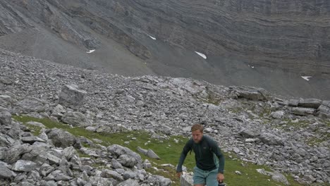 徒步旅行者穿過山岩 魯布爾跟隨洛基山脈 卡納納斯基 阿爾伯塔 加拿大