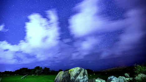 timelapse: noche estrellada en la estación de satélite con roca rocosa en un valle de campo