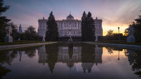 Zeitraffer-Eines-Wunderschönen-Sonnenuntergangs-Vor-Dem-Königlichen-Palast-In-Madrid