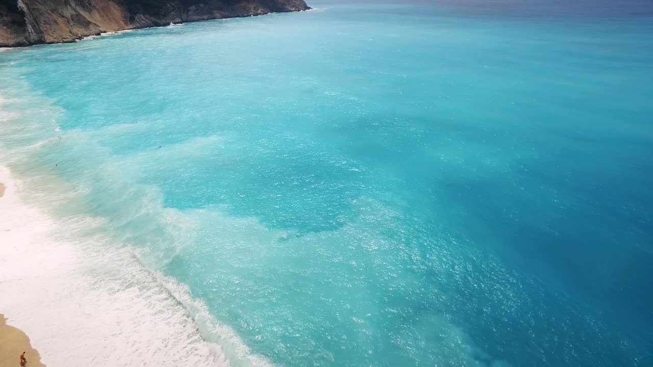 활기찬 푸른 바물과 해안 풍경을 가진 미르토스 해변, 케팔로니아, 그리스, 낮빛, 공중 풍경