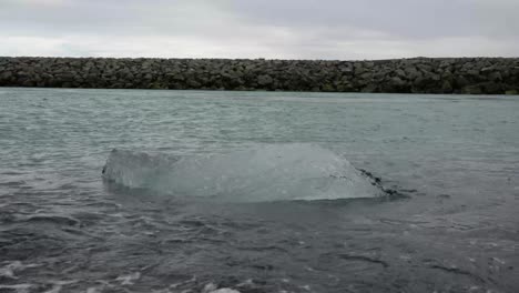 Schwimmendes-Eis-Am-Ufer