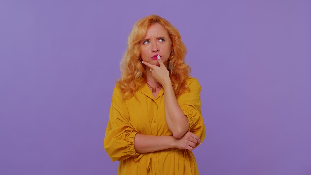 inspirada chica elegante hacer eureka gesto vino con un plan creativo se siente emocionado con una buena idea