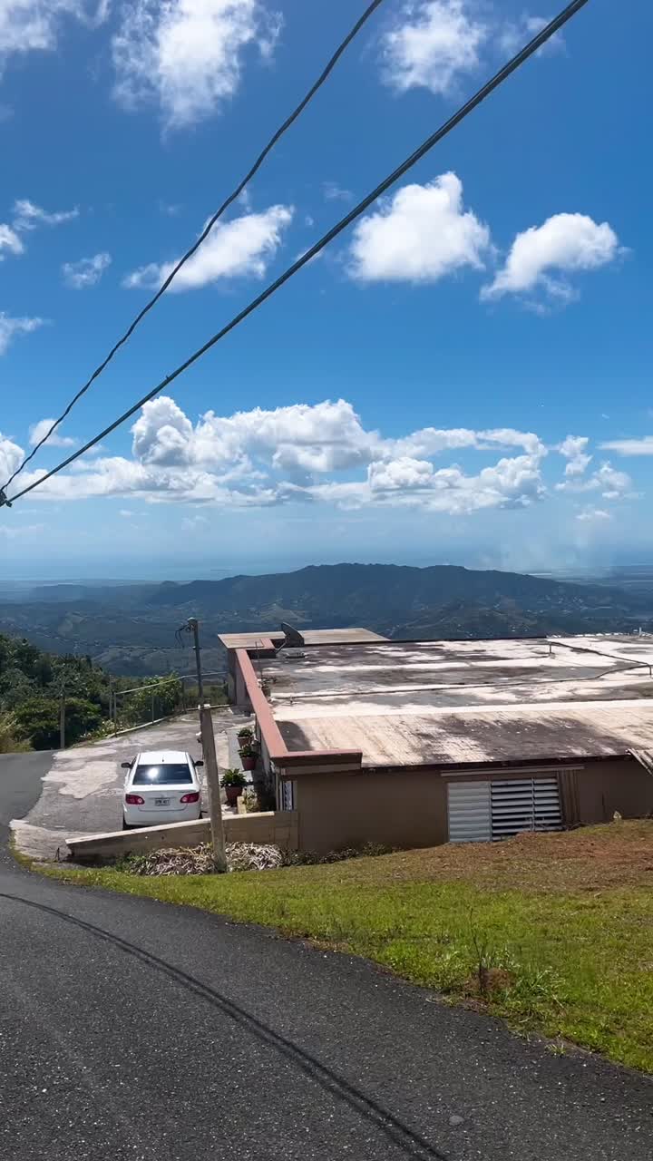 vista panorámica de la montaña con carretera y cielo
