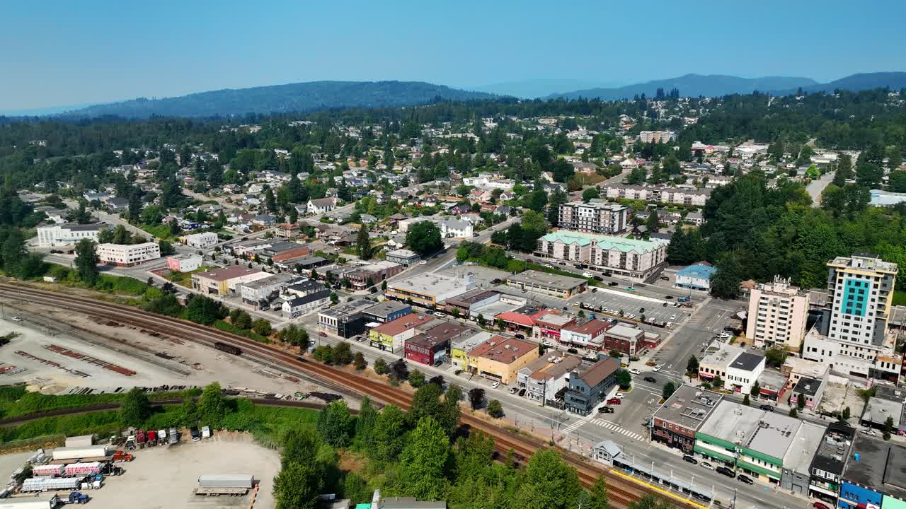 vista aérea de la ciudad de mission y la estación de tren en la columbia británica, canadá
