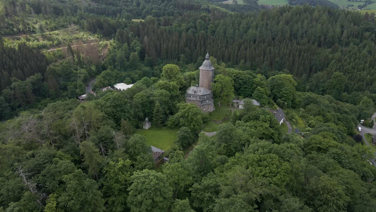 tiro de dron inclinado hacia abajo del castillo de wildenburg en el sureste de la aldea de friesenhagen, en la región de renania del norte-westfalia de alemania