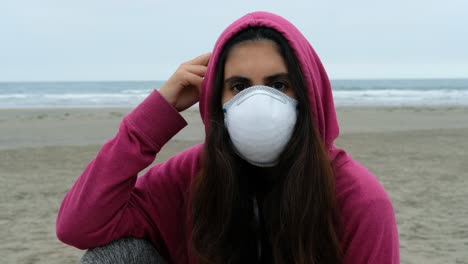 retrato de una joven morena casual con mascarilla médica protectora