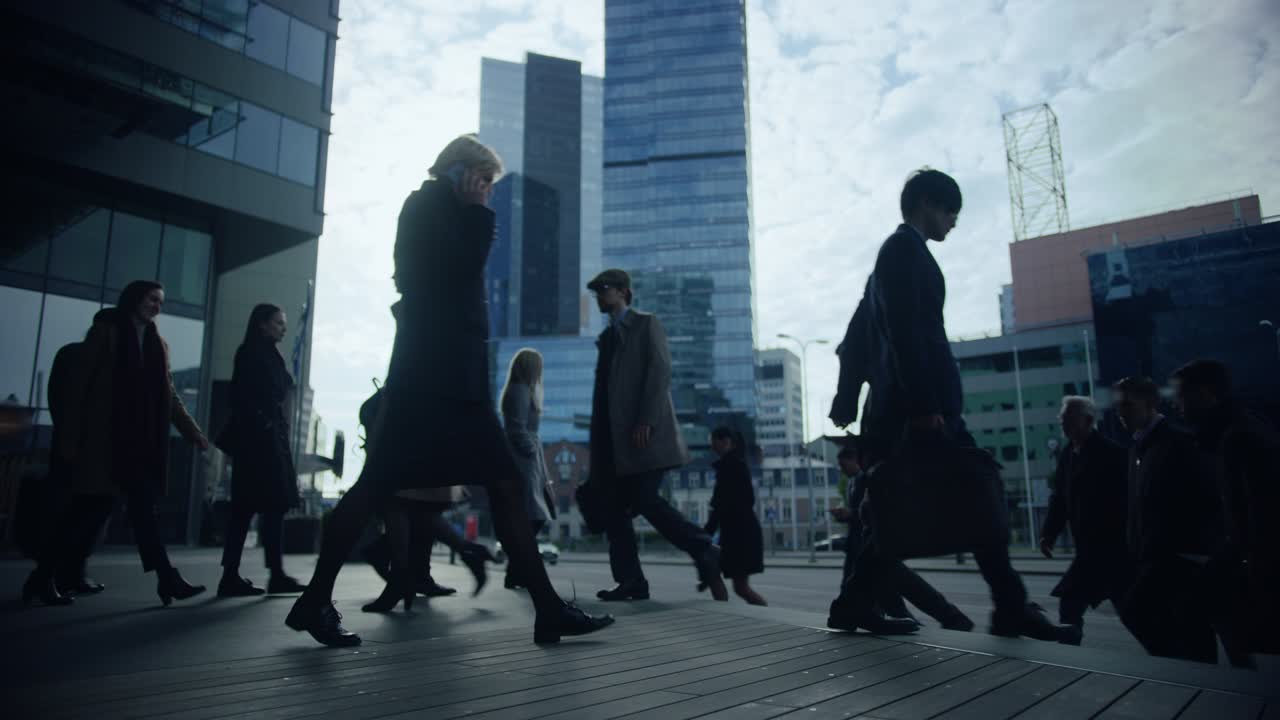 los gerentes de oficina y la gente de negocios viajan a trabajar por la mañana o desde la oficina en un día soleado a pie. los peatones están vestidos de manera inteligente. personas exitosas con teléfonos inteligentes. imágenes desde arriba.