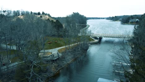 Drohnen-Clip-Von-Lake-Harbour-Mit-Einem-Ozark-Stil-Tönung