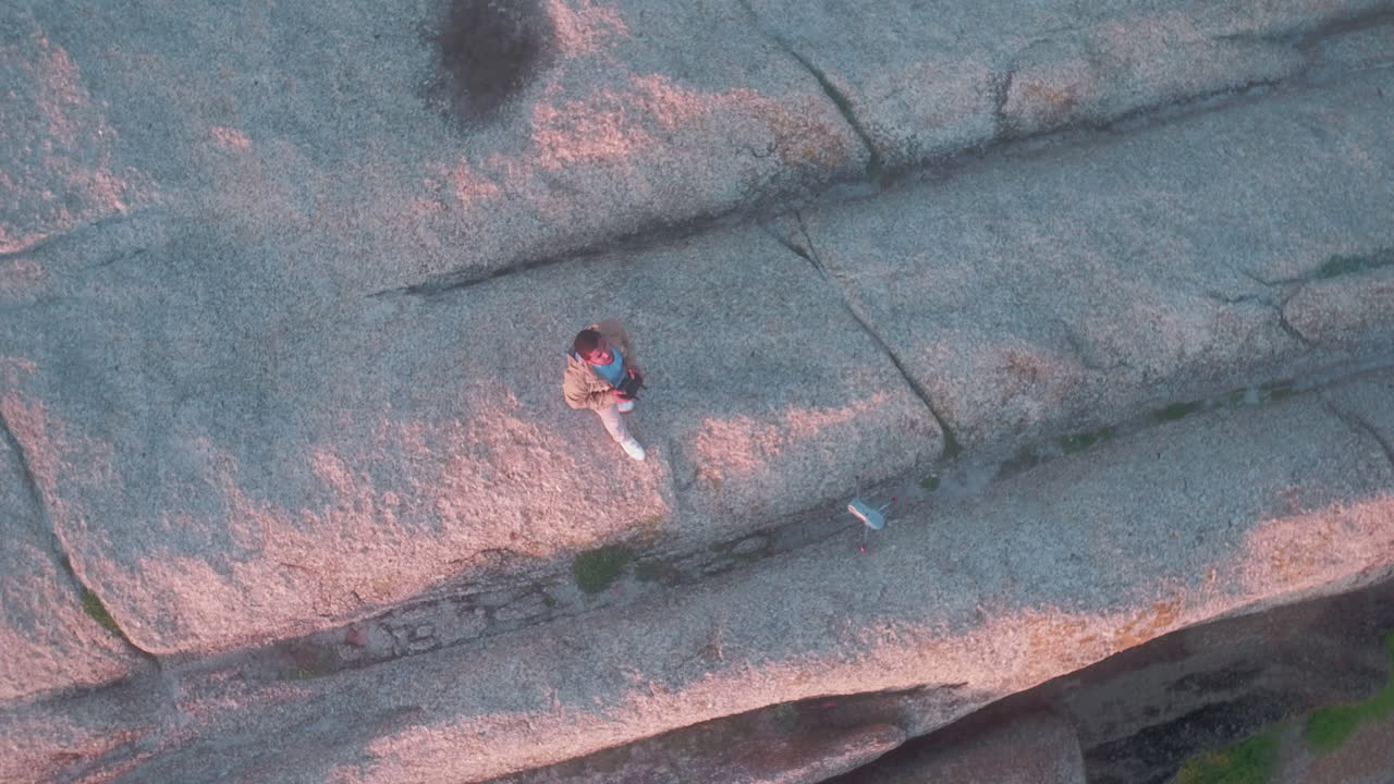 야외에서 드론을 조종하는 젊은 남자