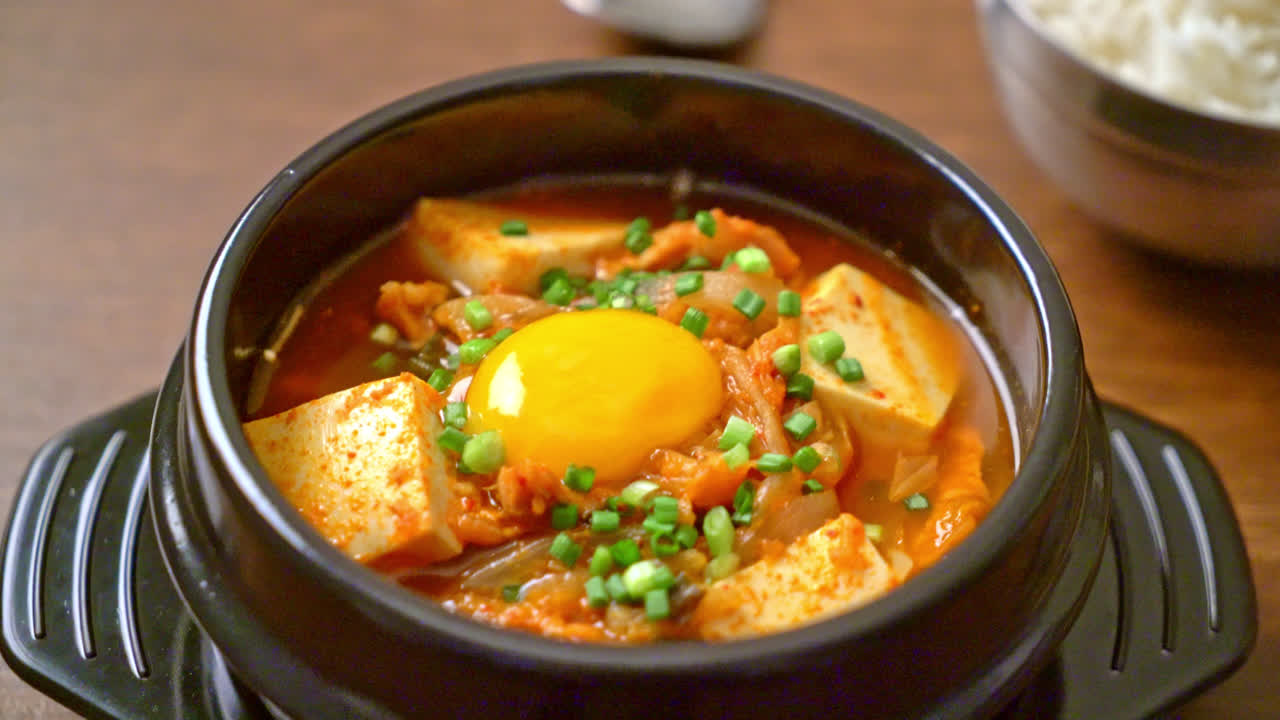 '김치찌개' 또는 부드러운 두부를 곁들인 김치국 또는 한국 김치 스튜 - 한국 전통 음식