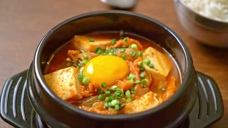 '김치찌개' 또는 부드러운 두부를 곁들인 김치국 또는 한국 김치 스튜 - 한국 전통 음식